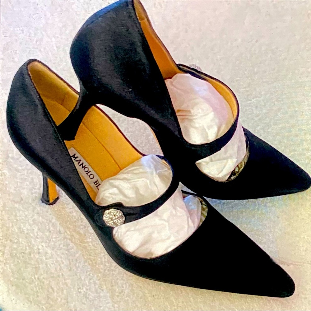 Manolo Blaik black silk satin vintage Mary Jane Size 6 1/2 w rhinestone button ￼